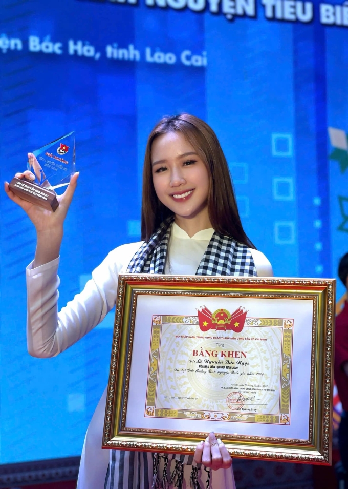 Bảo Ngọc nhận bằng khen Tình nguyện Quốc gia do Ban Chấp hành Trung ương Đoàn Thanh niên Cộng sản Hồ Chí Minh trao tặng cuối năm 2024.
