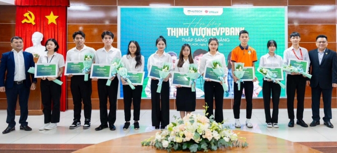 VPBank trao học bổng cho sinh viên tài năng. Ảnh: VPBank