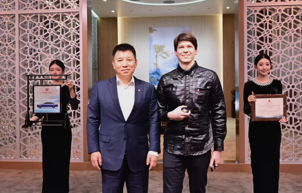 Stanislav Semenov (phải) là chủ nhân của chiếc xe sang bản đặc biệt. Ảnh: CarNewsChina