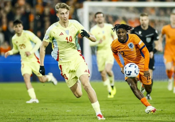 Huijsen (số 14) chơi trận tứ kết lượt đi Nations League giữa Tây Ban Nha và Hà Lan hồi tháng 3/2025. Ảnh: EFE