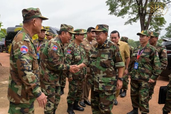 Ông Hun Sen thị sát biên giới Thái Lan: Tăng cường lực lượng