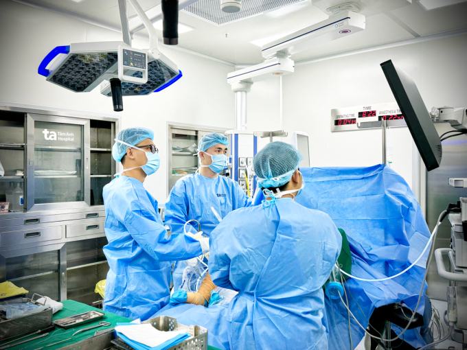 Bác sĩ Tân (trái) phẫu thuật tái tạo dây chằng chéo trước. Ảnh: Bệnh viện Đa khoa Tâm Anh