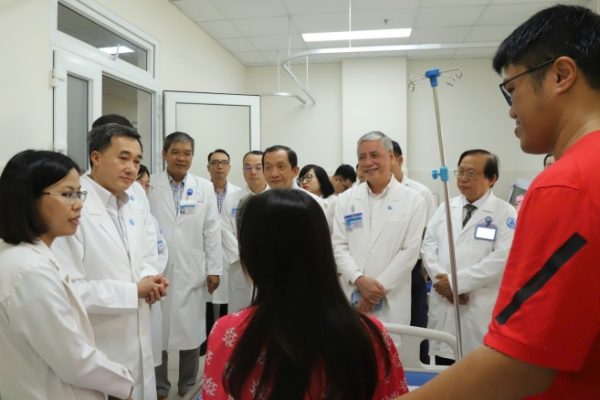 Bác sĩ Việt Nam “viết lại số phận” thai nhi Singapore