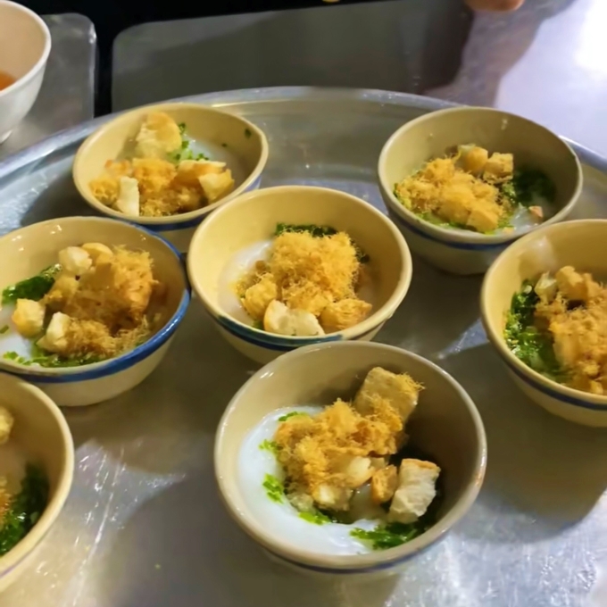 Một khay bánh ở quán. Ảnh: NVCC