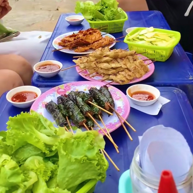 Xiên que ở Tuy Hòa với ba loại gồm thịt lợn nướng, xỏ lòi và bò lá lốt. Ảnh: NVCC