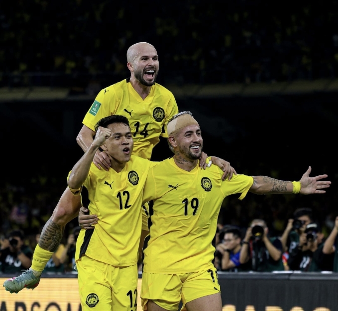 Tiền đạo Malaysia Rodrigo Holgado (số 19) mừng bàn nâng tỷ số lên 2-0 với Arif Aiman (số 12) và Joao Figueireido (số 14) trong chiến thắng Việt Nam 4-0 ở lượt hai bảng F vòng loại cuối Asian Cup 2027, trên sân Bukit Jalil, Malaysia ngày 10/6/2025. Ảnh: Malaysia NT