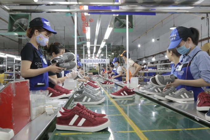 Công nhân đang làm việc tại nhà máy Giầy Thượng Đình. Ảnh: Giầy Thượng Đình