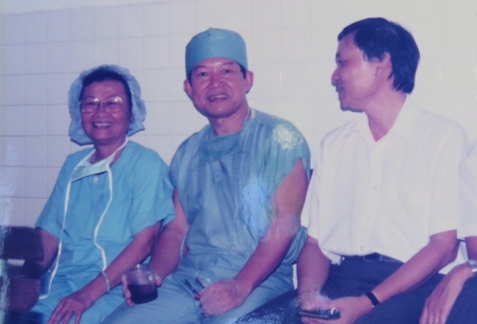 Bác sĩ Thành Trai (giữa) sau kíp mổ cặp song sinh. Ảnh: Tư liệu