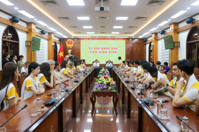 Lãnh đạo UBND tỉnh Bình Định gặp gỡ thí sinh cuộc thi. Ảnh: Cổng thông tin tỉnh