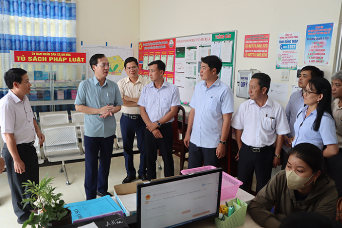 Ông Trần Trí Quang, Chủ tịch UBND tỉnh Đồng Tháp (thứ hai bên trái) kiểm tra tại UBND xã An Hòa. Ảnh: Cổng thông tin điện tử Đồng Tháp