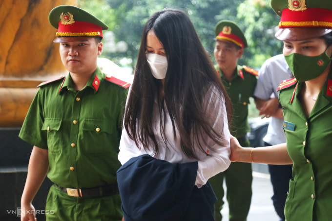Bị cáo Trịnh Thị Thúy Nga, em gái ông Quyết, đến tòa phúc thẩm. Ảnh: Ngọc Thành