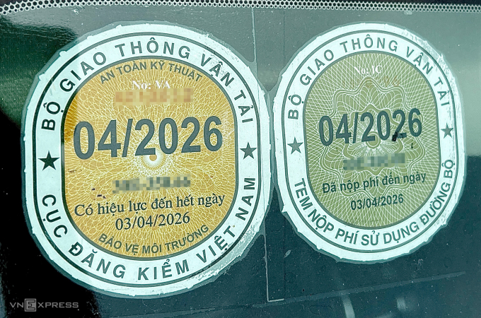 Tem thu phí đường bộ (bên phải) cạnh tem của cục đăng kiểm (bên trái). Ảnh: Minh Hy