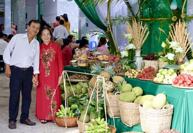 Khách đến dự tiệc cưới chụp ảnh cùng quầy trái cây trong đám cưới ở Tiền Giang, ngày 13/6. Ảnh: Nhân vật cung cấp