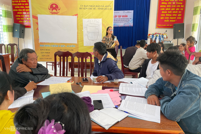 Lớp tập huấn Ứng dụng phương pháp phát triển cộng đồng dựa vào nội lực (ABCD) trong phòng ngừa tảo hôn, hôn nhân cận huyết thống. Ảnh: Trần Hóa