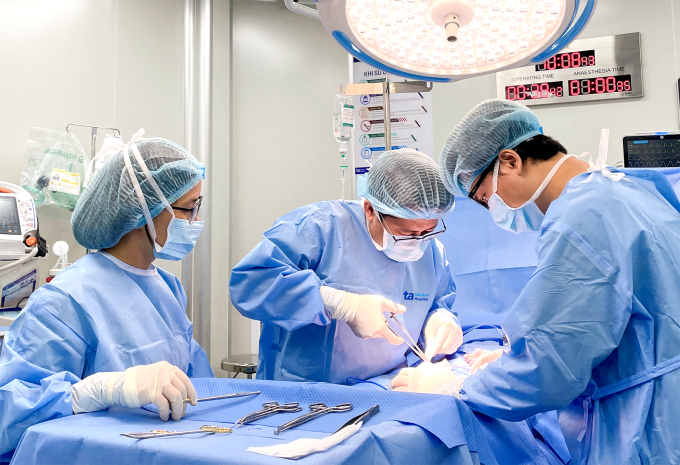 Bác sĩ Huy phẫu thuật chỉnh cong dương vật cho anh Thái. Ảnh: Bệnh viện cung cấp