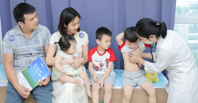Các em bé được khám sức khỏe tổng quát miễn phí tại ngày hội. Ảnh: Bệnh viện cung cấp