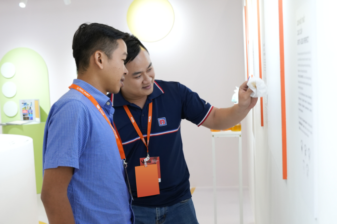 Khách hàng trải nghiệm màng sơn nội thất cao cấp Nippon Odour-less Bóng Sang Trọng tại không gian trải nghiệm. Ảnh: Nippon Paint