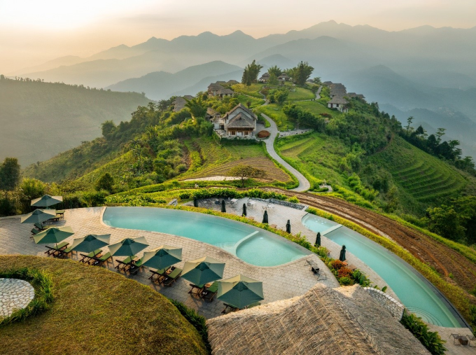 Bể bơi vô cực được bao quanh bởi những thửa ruộng bậc thang với khung cảnh núi non trùng điệp. Ảnh: Topas Ecolodge