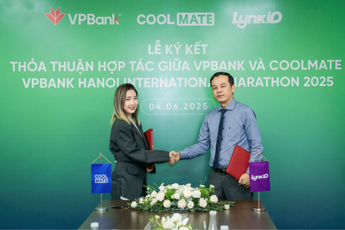Đại diện LynkiD (phải) bắt tay hợp tác với đại diện Coolmate. Ảnh: VPBank