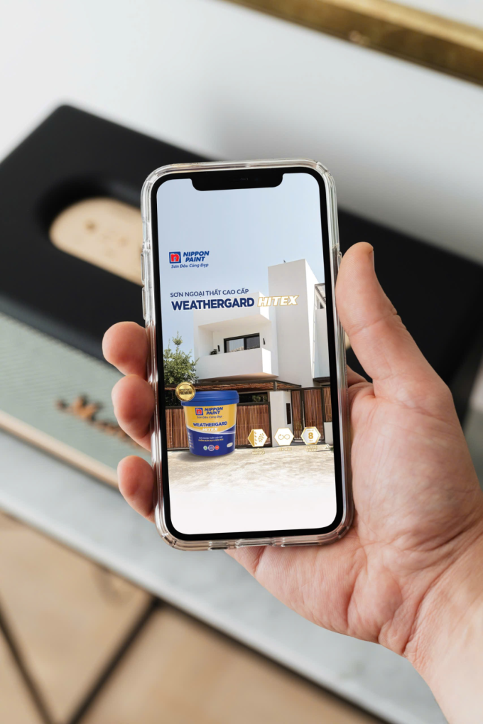 Người dùng tìm hiểu thêm về sản phẩm sơn ngoại thất Nippon WeatherGard Hitex. Ảnh: Nippon Paint