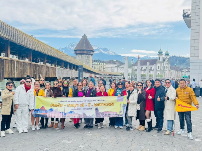 Đoàn du khách đi tour Châu Âu của Saigontimes Travel