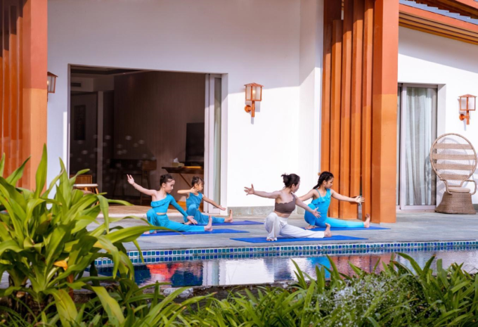 Buổi tập yoga riêng tư lúc bình minh là một hoạt động trong gói trị liệu Blu Harmony. Ảnh: Radisson Blu Resort, Cam Ranh