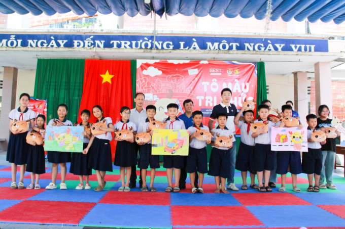 Đại diện trường Tiểu học Lý Tự Trọng (hàng dưới, bên trái) cùng ông Phạm Văn Hậu, Phó bí thư Tỉnh đoàn Long An (áo xanh ở giữa) và ông Gavin Lu, Tổng giám đốc BEST Express (hàng dưới bên phải) trao giải cho 3 bức tranh xuất sắc. Ảnh: BEST Express