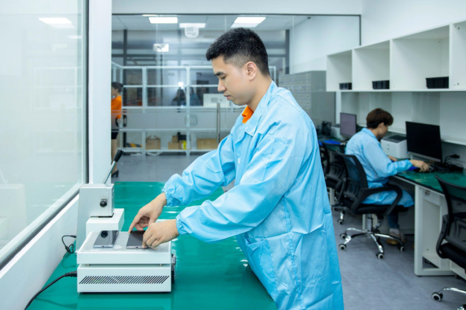Nhân viên kỹ thuật đang kiểm tra điện thoại cho khách hàng. Ảnh: Xiaomi