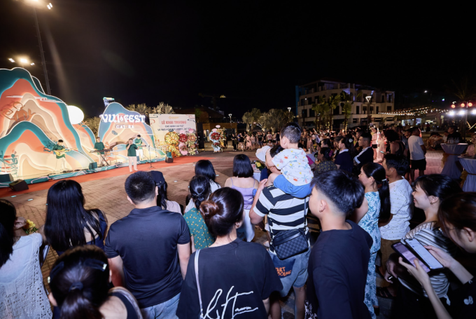 Minishow đường phố tại chợ đêm Vui-Fest. Ảnh: Sun Group