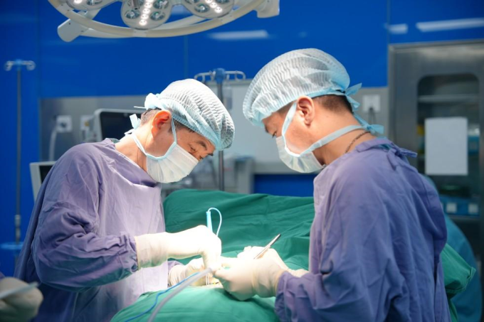 Kíp mổ Bệnh viện Đa khoa Hồng Ngọc cứu sống bệnh nhân sau 2 giờ phẫu thuật. Ảnh: Bệnh viện Đa khoa Hồng Ngọc
