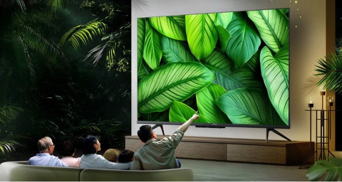Những thao tác đơn giản của Coocaa TV Y84 giúp gắn kết các thành viên trong gia đình. Ảnh: Coocaa TV
