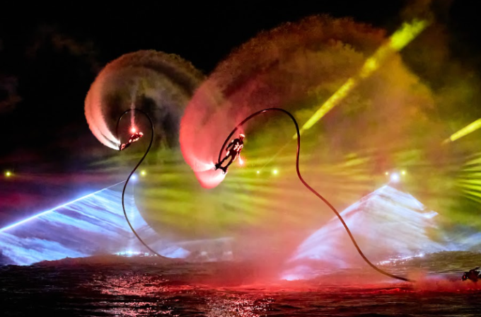 Bản giao hưởng Đảo Xanh kết hợp jetski, flyboard, jetsurf, laser và pháo hoa. Ảnh: Sun Group