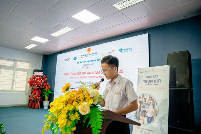 Hà Nguyễn Hoàng Ân, sinh viên năm 2 ngành Quản trị Khách sạn tại Trường Cao đẳng Du lịch Đà Nẵng, chia sẻ trong buổi lễ tổng kết chương trình huấn luyện. Ảnh: Diageo Việt Nam