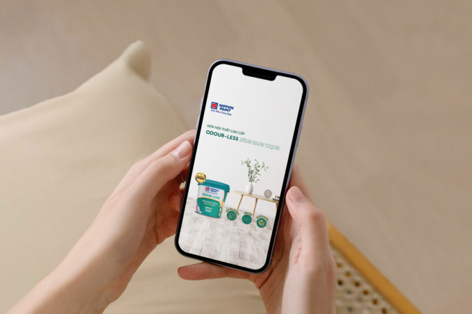 Người dùng tra cứu thông tin sơn Nippon Odour-less Bóng Sang Trọng. Ảnh: Nippon Paint