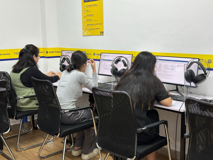 Không gian thi thử IELTS trên máy tính tại WESET mô phỏng sát với kỳ thi thật. Ảnh: WESET