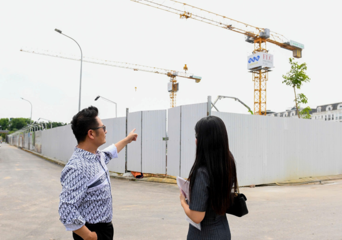 Nam ca sĩ thăm thực tế dự án.