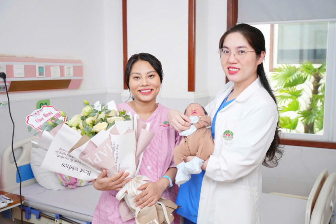 Chị Linh đón con chào đời khỏe mạnh sau 10 năm chờ đợi. Ảnh: Bệnh viện Đa khoa Hồng Ngọc cung cấp