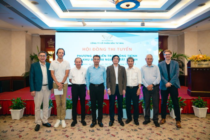 Thành viên Hội đồng chấm thi có mặt đầy đủ từ sớm, tạo không khí nghiêm túc, khách quan và chuyên nghiệp. Ảnh: IMG