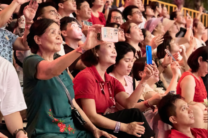 Hơn 4.000 khán giả đã đến xem đêm mở màn.