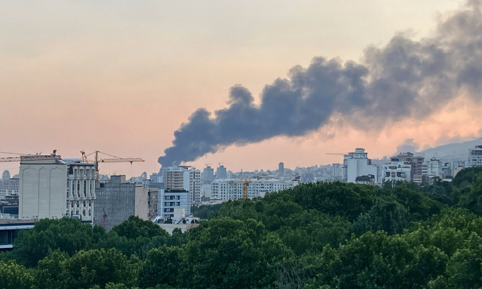 Khói bốc lên tại đài truyền hình nhà nước Iran sau cuộc không kích của Israel vào Tehran hôm 16/6. Ảnh: AP