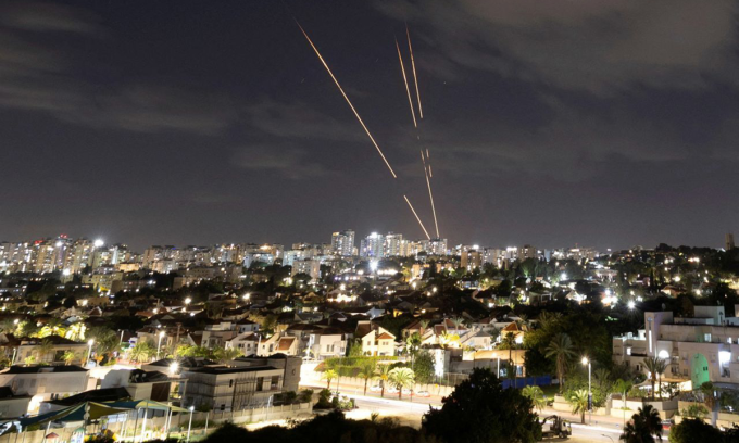 Hệ thống Vòm Sắt của Israel khai hỏa đánh chặn cuộc không kích của Iran tháng 10/2024. Ảnh: Reuters