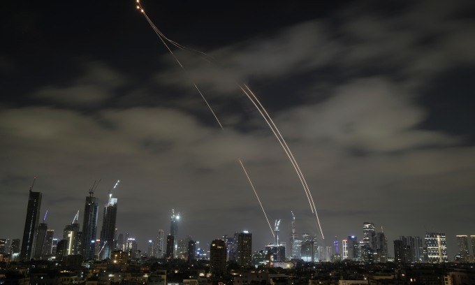 Tổ hợp phòng không Vòm Sắt tại Tel Aviv khai hỏa tên lửa đối phó đòn tập kích của Iran hôm 15/6. Ảnh: AP