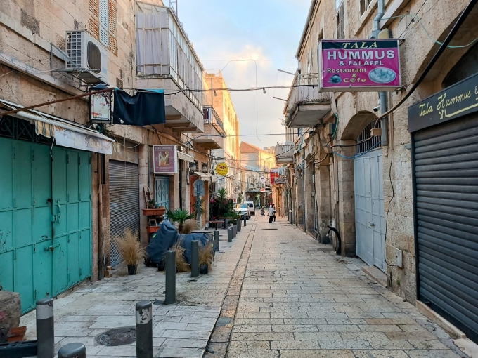 Một con phố tại Jerusalem vắng vẻ vì ít khách du lịch sau khi chiến sự leo thang. Ảnh: Times of Israel