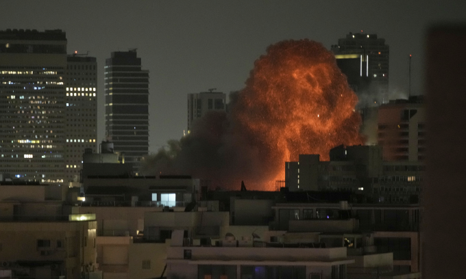 Vụ nổ tại Tel Aviv do trúng tên lửa đạn đạo Iran hôm 15/6. Ảnh: AP