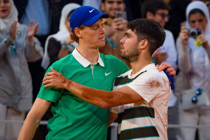 Sinner (trái) ôm chúc mừng Alcaraz sau trận chung kết Roland Garros. Ảnh: Reuters