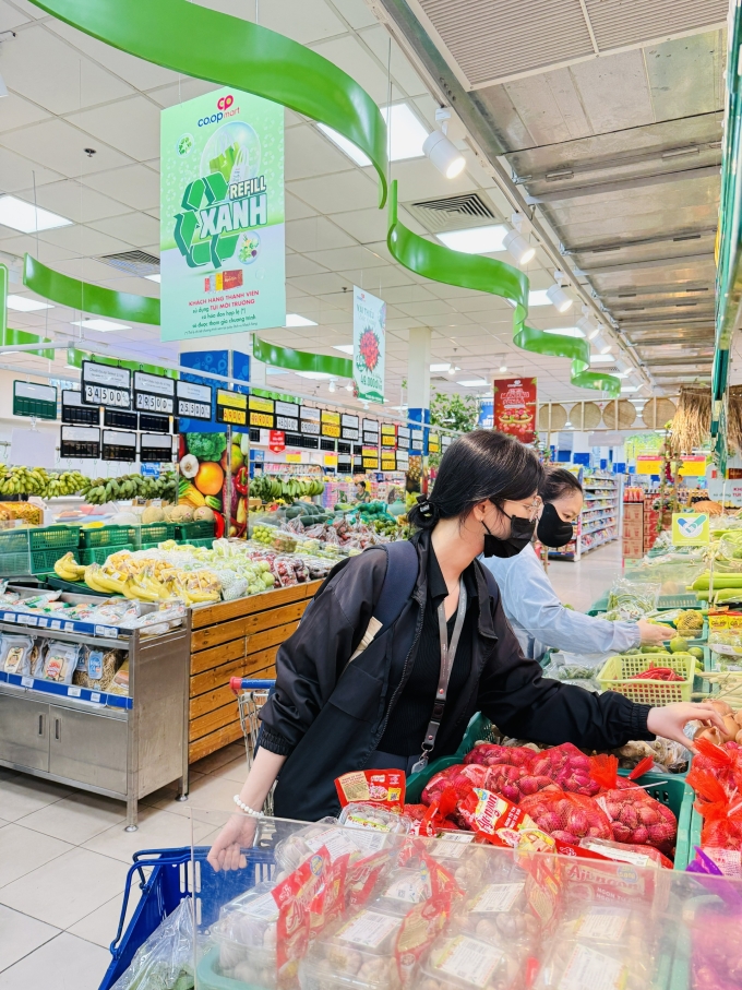Khách hàng mua sắm tại Co.opmart. Ảnh: Saigon Co.op