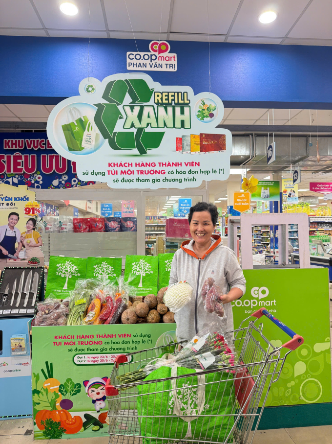 Khách hàng phấn khởi khi tham gia chương trình Refill xanh. Ảnh: Saigon Co.op