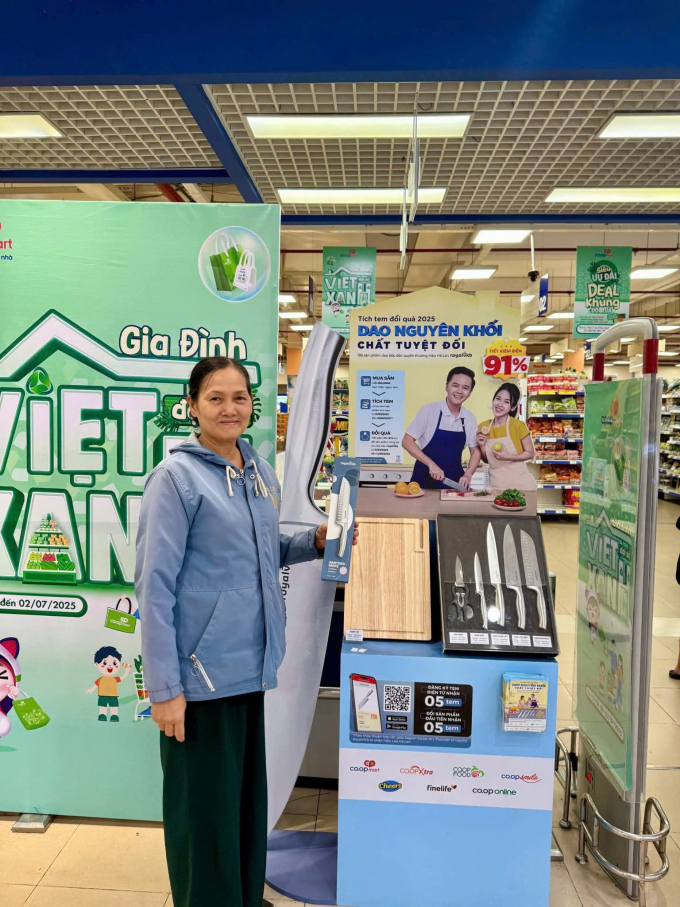 Khách hàng tham gia chương trình Tích tem đổi quà nhận sản phẩm thương hiệu RoyalVKB đến từ Hà Lan