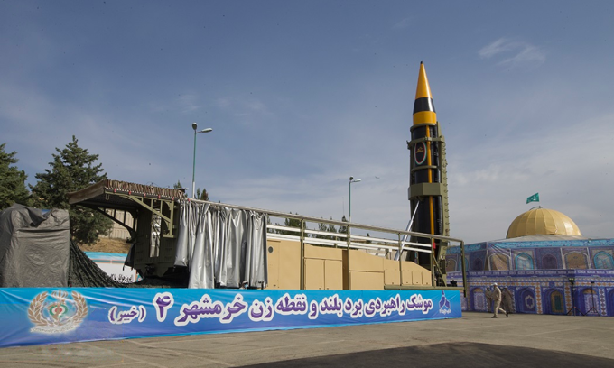 Tên lửa Khaibar tại lễ công bố ở Iran tháng 5/2023. Ảnh: Fars News