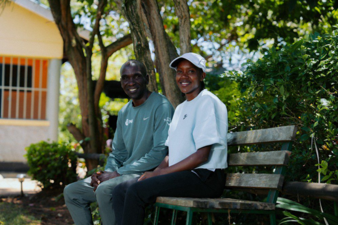 Faith Kipyegon (phải) và Eliud Kipchoge. Ảnh: Nike